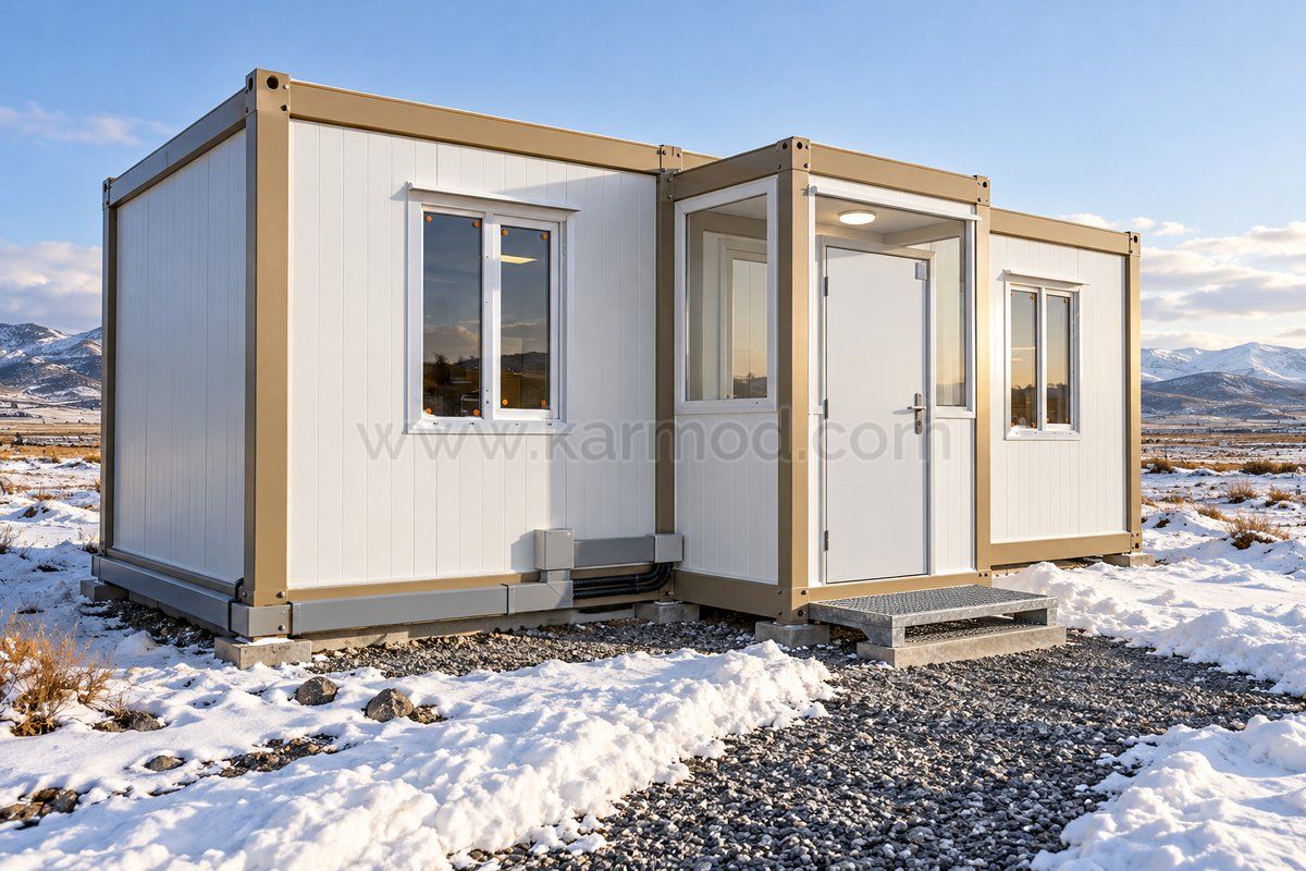 Wohncontainer mit geschlossenem Windfang und geräumtem Zugang bei winterlichen Bedingungen.