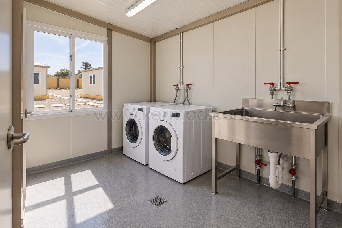 Planungsvisualisierung eines modularen Waschraums mit Waschmaschinen und Wartungszugang für eine Unterkunft in Namibia