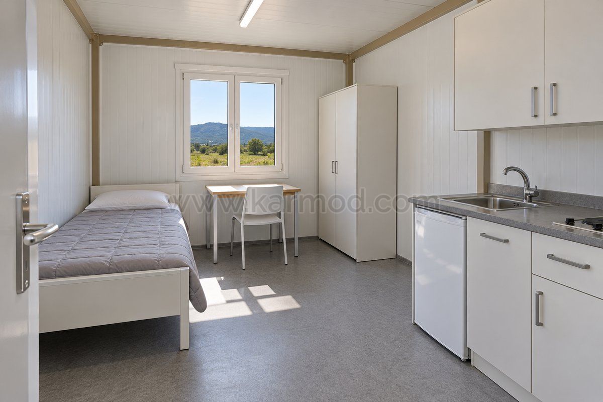 Beispiel eines kompakten Wohnmoduls mit Bett, Schrank, Tisch und kleiner Küchenzeile.