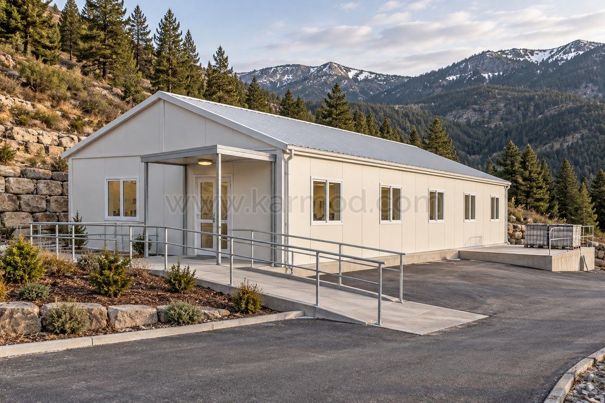 Illustration d’un bureau modulaire de plain-pied avec entrée couverte et rampe sur une terrasse en montagne