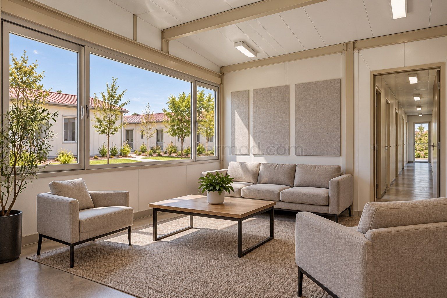 Sala común modular con luz natural, asientos y acceso independiente desde el pasillo.