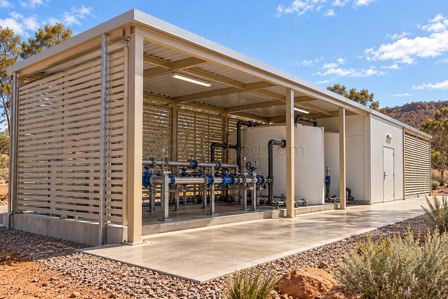 Recinto técnico modular con depósitos y conexiones de agua accesibles para mantenimiento.