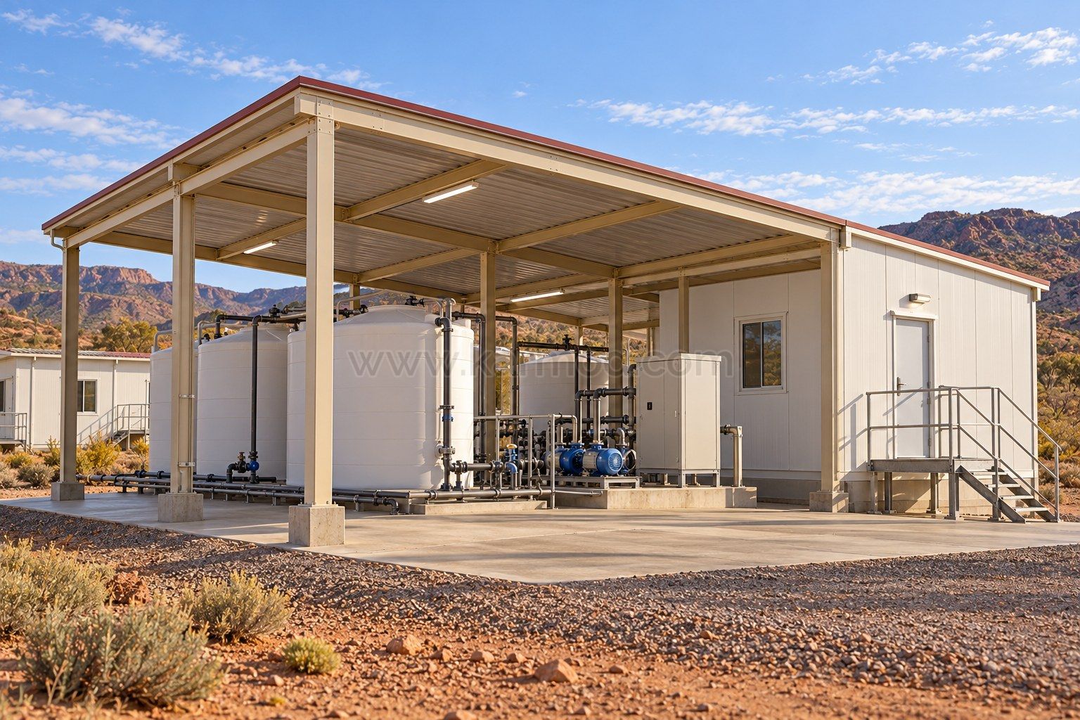 Zona modular de almacenamiento de agua con depósitos, armario de bombas y acceso de suministro.