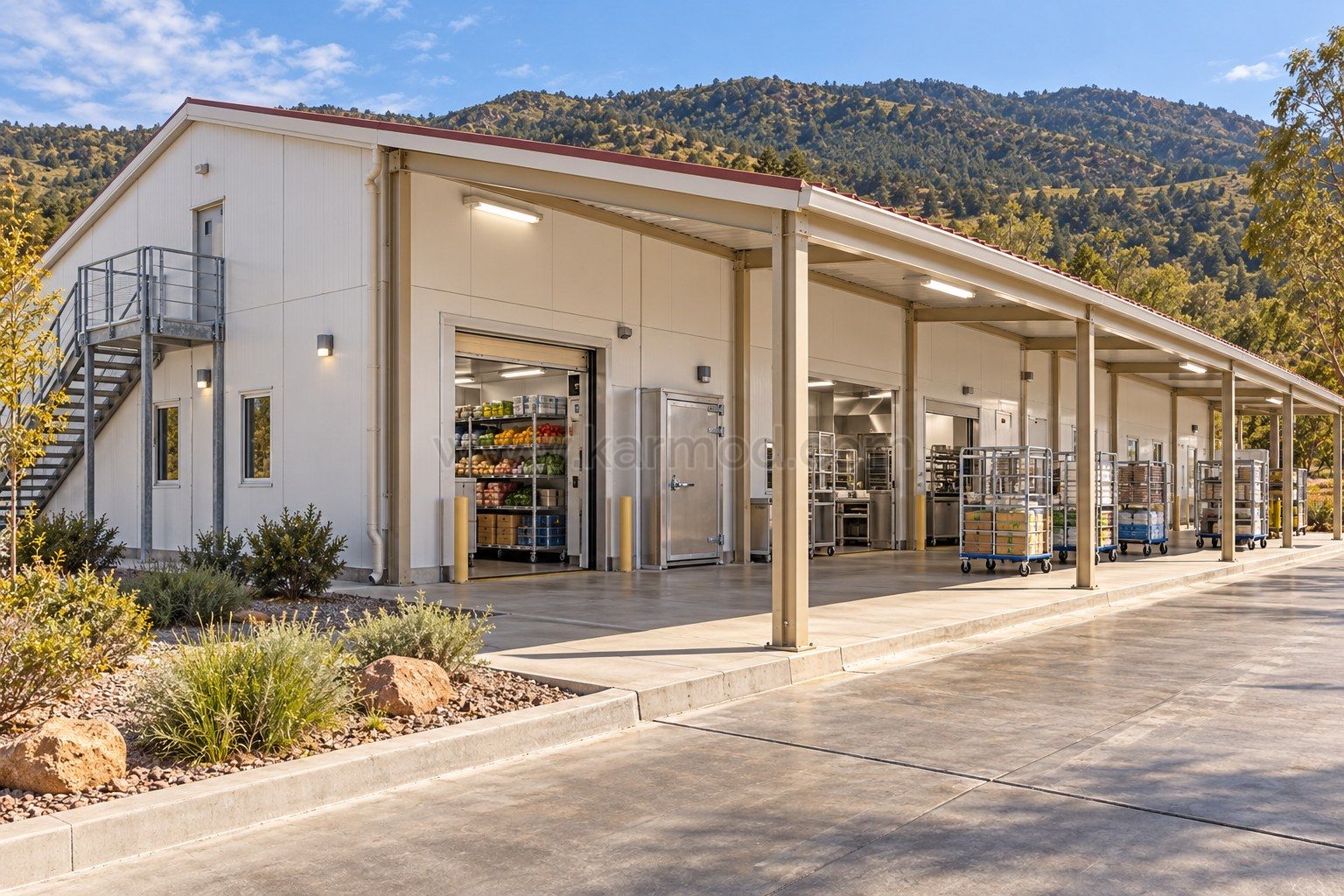 Acceso de servicio a cocina modular con almacén seco y recorrido cubierto para entregas.