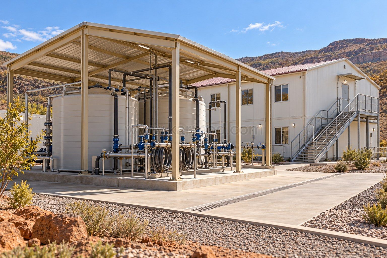 Zona técnica de agua con depósitos sombreados y válvulas accesibles sobre una plataforma seca.