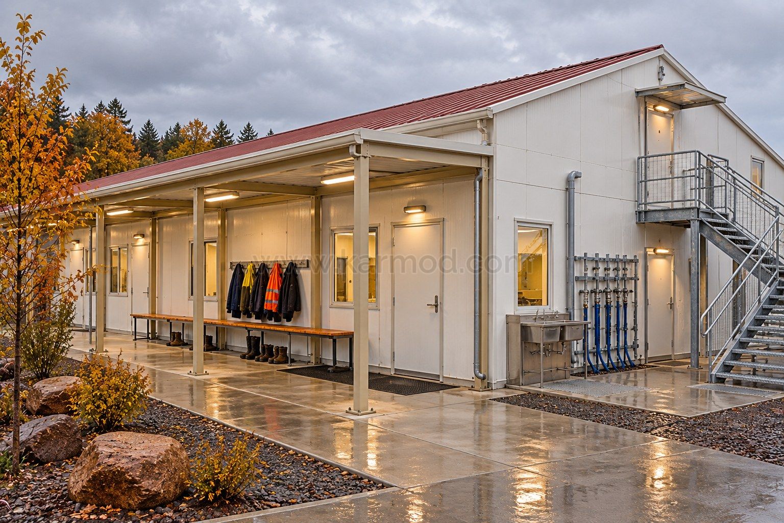 Entrada modular con banco cubierto, zona de secado y conexiones exteriores accesibles.
