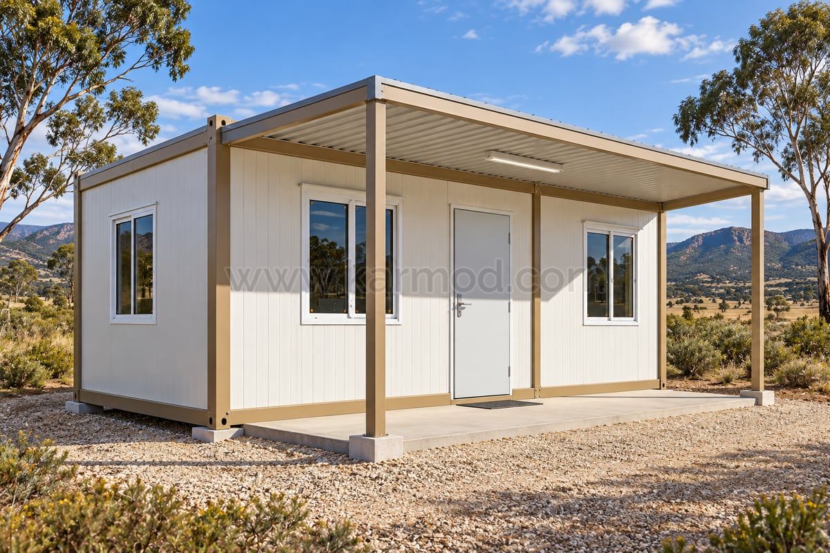 Escritório modular de um piso com varanda coberta, janelas laterais e estrutura exterior de sombreamento