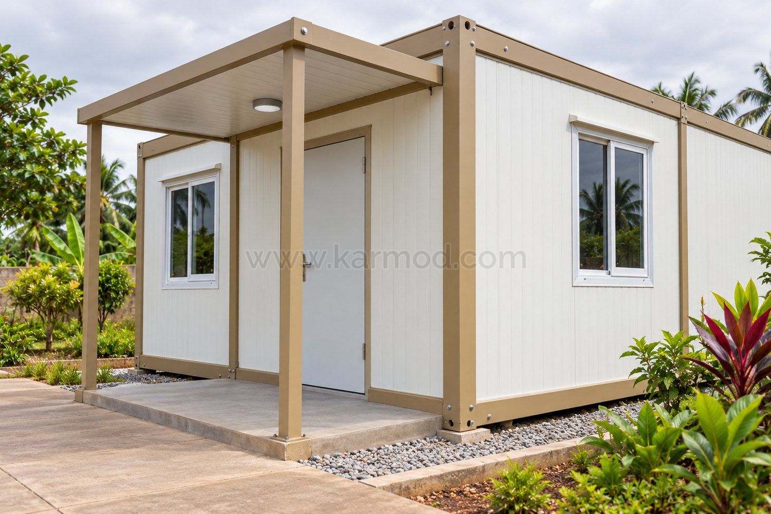 Illustration d’un module container avec entrée ombragée et accès aménagé au Bénin