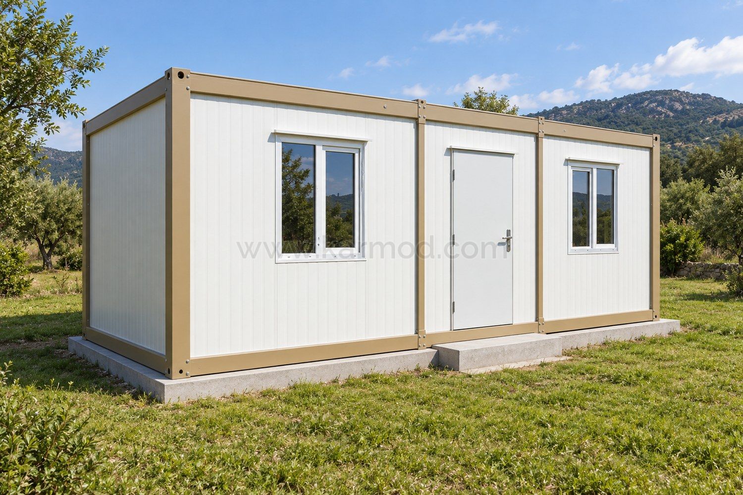 Module conteneur à toit plat, panneaux blancs nervurés et ossature beige, avec une porte et deux fenêtres en façade