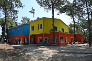 Громадські будівлі 972 m²