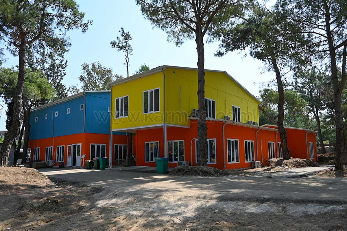 Громадські будівлі 972 m²