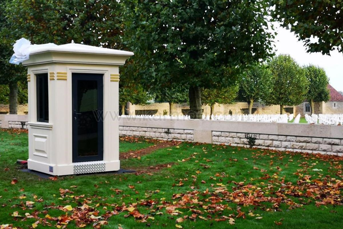 Меморіал на кладовищі Нормандії та охоронні будки на Американських кладовищах