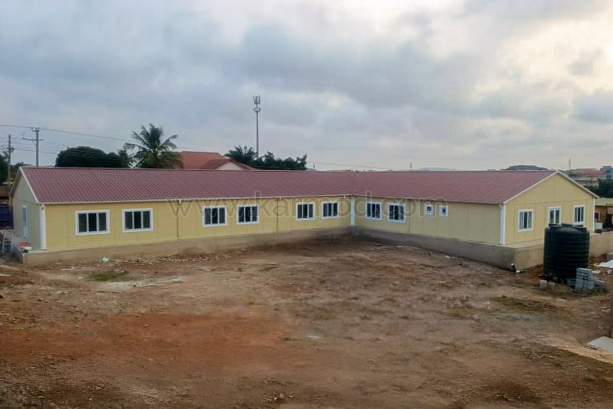 Karmod поставляет сборную школу из 8 классных комнат в Гану