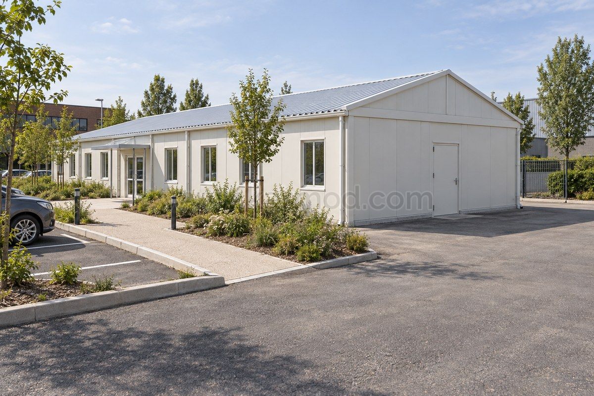 Réfectoire modulaire de plain-pied avec entrée des utilisateurs et accès de service séparé sur le côté